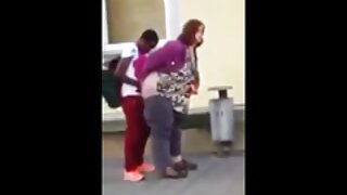 دختر اجازه می مالیدن کوس با دست دهد تا او را بیرون بکشد احمق او